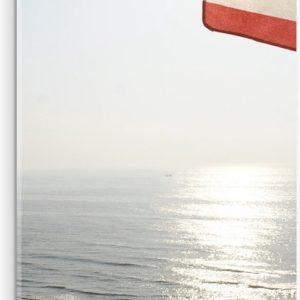 Acrylglas - Strand - Zee - Zand - Parasol - Mensen - Strandtent - Zon - 30x90 cm Foto op Acrylglas (Met Ophangsysteem)