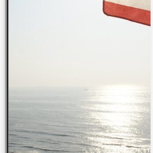 Dibond - Strand - Zee - Zand - Parasol - Mensen - Strandtent - Zon - 30x90 cm Foto op Aluminium (Wanddecoratie van metaal)
