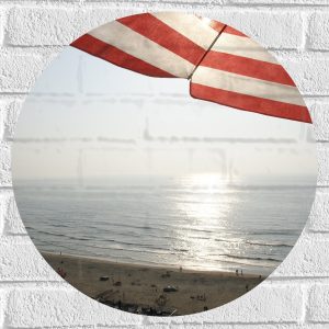 Muursticker Cirkel - Strand - Zee - Zand - Parasol - Mensen - Strandtent - Zon - 50x50 cm Foto op Muursticker