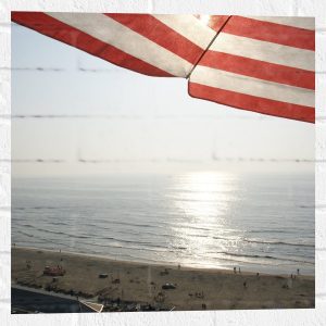Muursticker - Strand - Zee - Zand - Parasol - Mensen - Strandtent - Zon - 50x50 cm Foto op Muursticker
