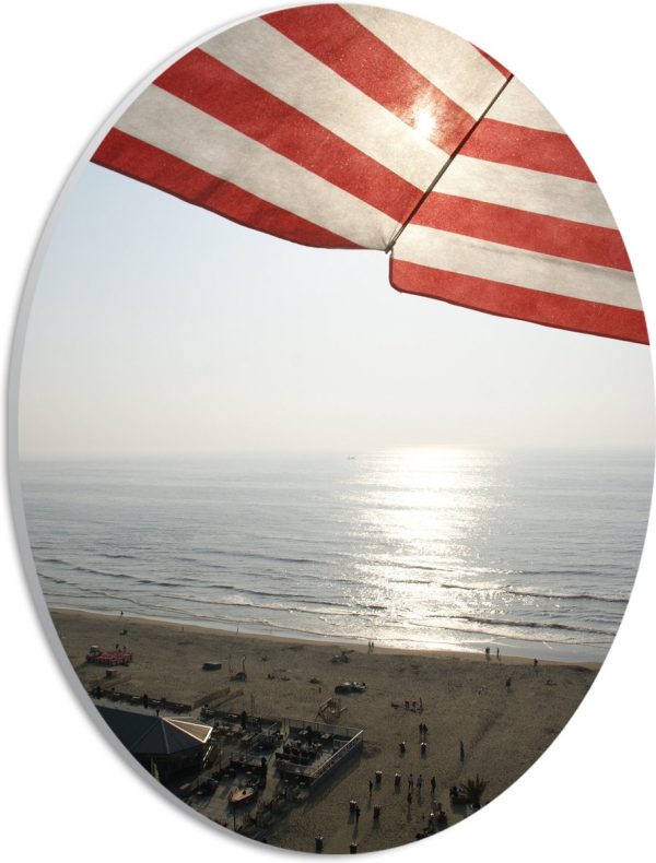 PVC Schuimplaat Ovaal - Strand - Zee - Zand - Parasol - Mensen - Strandtent - Zon - 21x28 cm Foto op Ovaal (Met Ophangsysteem)