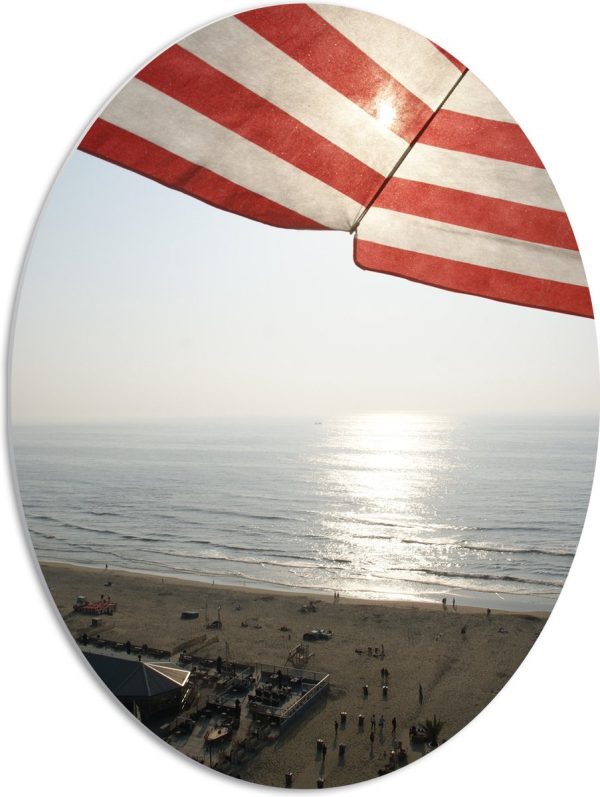 PVC Schuimplaat Ovaal - Strand - Zee - Zand - Parasol - Mensen - Strandtent - Zon - 51x68 cm Foto op Ovaal (Met Ophangsysteem)