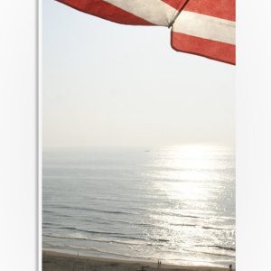 PVC Schuimplaat- Strand - Zee - Zand - Parasol - Mensen - Strandtent - Zon - 20x60 cm Foto op PVC Schuimplaat