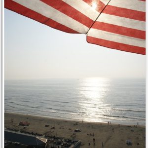 PVC Schuimplaat - Strand - Zee - Zand - Parasol - Mensen - Strandtent - Zon - 30x40 cm Foto op PVC Schuimplaat (Met Ophangsysteem)