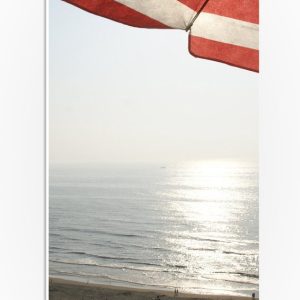 PVC Schuimplaat - Strand - Zee - Zand - Parasol - Mensen - Strandtent - Zon - 30x90 cm Foto op PVC Schuimplaat (Met Ophangsysteem)