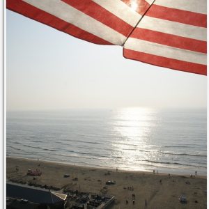 PVC Schuimplaat - Strand - Zee - Zand - Parasol - Mensen - Strandtent - Zon - 40x60 cm Foto op PVC Schuimplaat (Met Ophangsysteem)