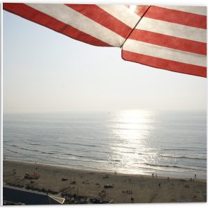 PVC Schuimplaat - Strand - Zee - Zand - Parasol - Mensen - Strandtent - Zon - 50x50 cm Foto op PVC Schuimplaat (Met Ophangsysteem)