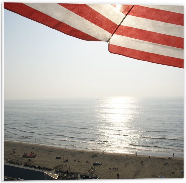 PVC Schuimplaat - Strand - Zee - Zand - Parasol - Mensen - Strandtent - Zon - 50x50 cm Foto op PVC Schuimplaat (Met Ophangsysteem)