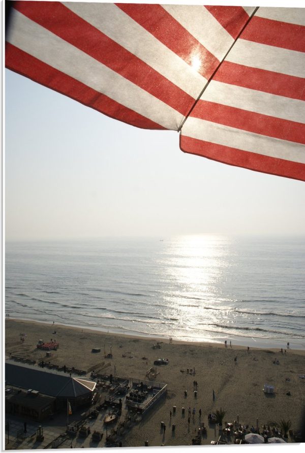 PVC Schuimplaat - Strand - Zee - Zand - Parasol - Mensen - Strandtent - Zon - 50x75 cm Foto op PVC Schuimplaat (Met Ophangsysteem)