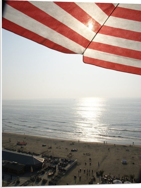 PVC Schuimplaat - Strand - Zee - Zand - Parasol - Mensen - Strandtent - Zon - 60x80 cm Foto op PVC Schuimplaat (Met Ophangsysteem)