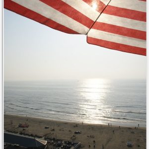 PVC Schuimplaat - Strand - Zee - Zand - Parasol - Mensen - Strandtent - Zon - 60x90 cm Foto op PVC Schuimplaat (Met Ophangsysteem)