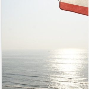 Poster Glanzend - Strand - Zee - Zand - Parasol - Mensen - Strandtent - Zon - 20x60 cm Foto op Posterpapier met Glanzende Afwerking