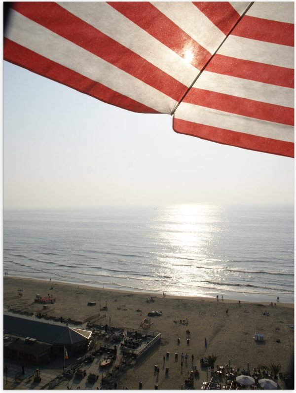 Poster Glanzend - Strand - Zee - Zand - Parasol - Mensen - Strandtent - Zon - 30x40 cm Foto op Posterpapier met Glanzende Afwerking