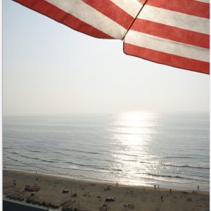 Poster Glanzend - Strand - Zee - Zand - Parasol - Mensen - Strandtent - Zon - 50x75 cm Foto op Posterpapier met Glanzende Afwerking