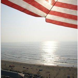 Poster Glanzend - Strand - Zee - Zand - Parasol - Mensen - Strandtent - Zon - 60x80 cm Foto op Posterpapier met Glanzende Afwerking