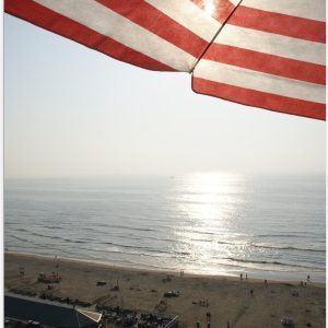 Poster Glanzend - Strand - Zee - Zand - Parasol - Mensen - Strandtent - Zon - 60x90 cm Foto op Posterpapier met Glanzende Afwerking