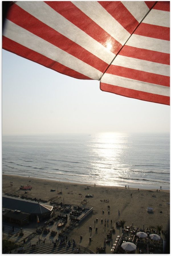 Poster Glanzend - Strand - Zee - Zand - Parasol - Mensen - Strandtent - Zon - 60x90 cm Foto op Posterpapier met Glanzende Afwerking