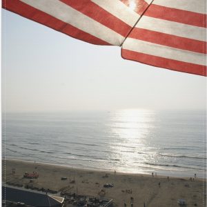 Vlag - Strand - Zee - Zand - Parasol - Mensen - Strandtent - Zon - 30x40 cm Foto op Polyester Vlag