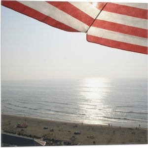 Vlag - Strand - Zee - Zand - Parasol - Mensen - Strandtent - Zon - 50x50 cm Foto op Polyester Vlag
