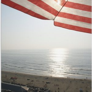 Vlag - Strand - Zee - Zand - Parasol - Mensen - Strandtent - Zon - 60x90 cm Foto op Polyester Vlag